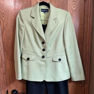 Like new Women’s Evan-Picone 2 pc Suit. Lt green blazer/black pants. Size 10